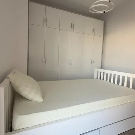 View 3 Bedroom Prime Location Appartement Tirana