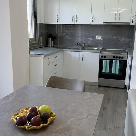 View 3 Bedroom Prime Location Appartement Tirana